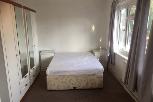 Large Double Room to Rent in Crown Road, Sutton SM1