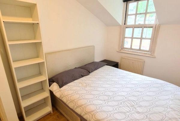 Spacious Loft Double Room to Rent in Gladstone Mews, London