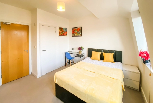 En-suite Double Room to rent in Franklin Place SE13. Bills Included, Single.