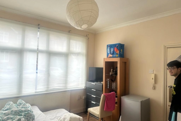 Studio Flat To Rent in Churston Gardens, Wood Green N11. Only for professionals. All bills included.
