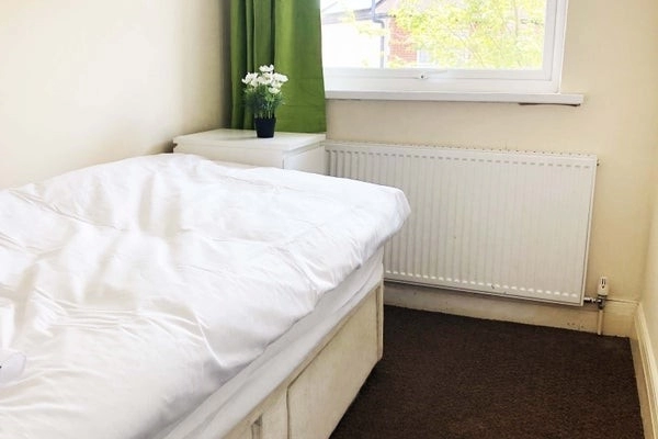 Single Bedroom to Rent in Shared House Maypole Crescent, Ilford IG6.