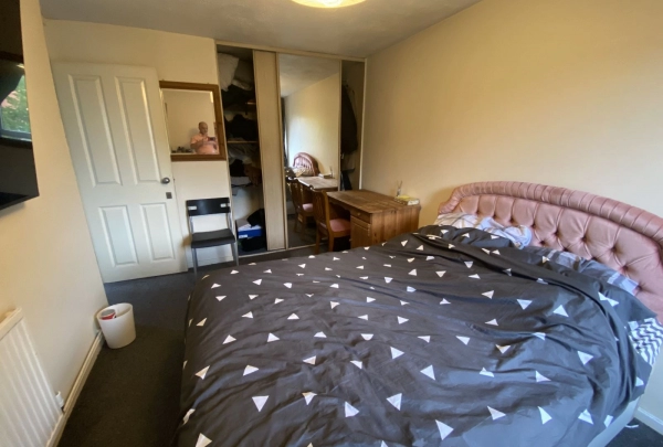 Double room to rent in Sutton SM2. Bills included. Offered couples.