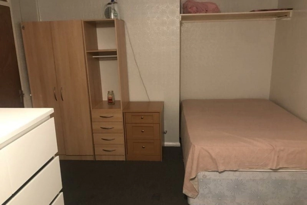 Double room to rent in Carshalton SM5. Bills included. Offered couples.