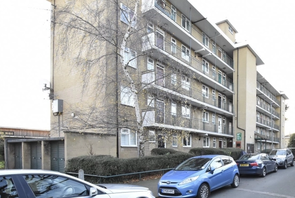 2 Bed Flat for Sale in Weydown Close, London SW19.