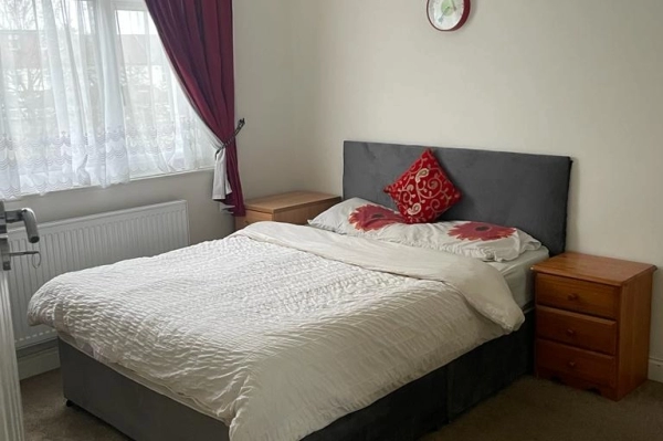 Double Room to Rent on Mayfield Road, Thornton Heath CR7. Professional females required.