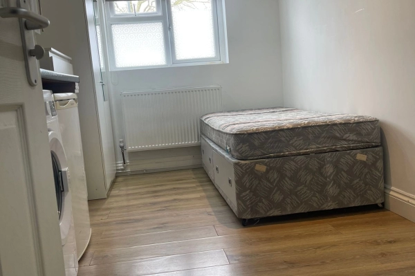 Studio Flat to Rent in Brecon Close, Mitcham CR4. All bills included. For single professionals.