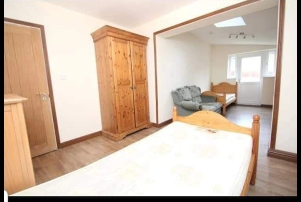 Double Room to Rent in Shared House, War bank Crescent, Croydon CR0. Bills included. Only for single