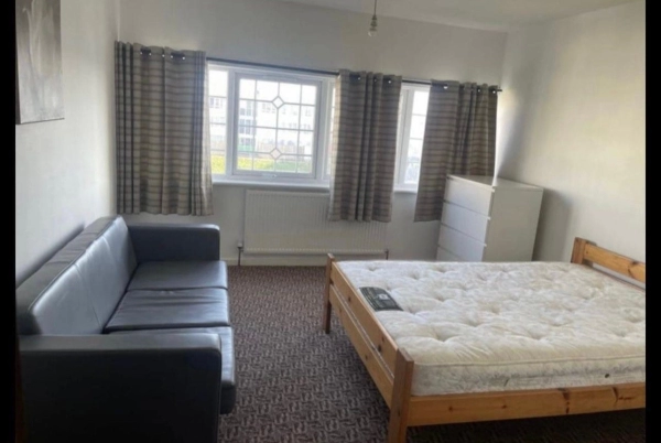 Double Room to Rent in Shared House, Brecon Close, Mitcham CR4, Bills included.