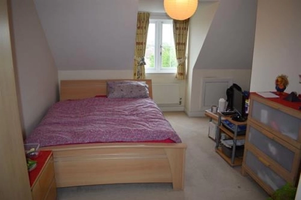 En-Suite Double Room to Rent in Shared House, Canterbury Close, Worcester Park KT4. All bills includ