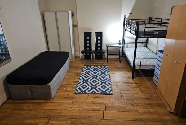 Double Room To Rent on Westcote Road, London SW16. Only for professional couples. Bills included.