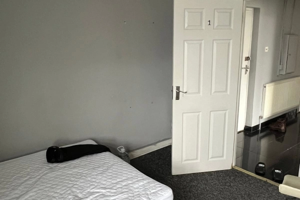 En-suite Double Room To Rent on Tillotson Court, Wandsworth Road SW8. For couples. Bills in