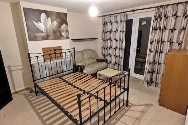 Double room to rent at Cressingham Grove, Sutton SM1. Ideal for single professional. Bills included.