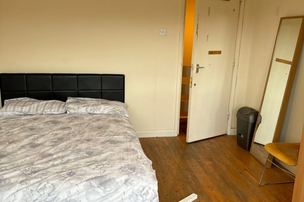 Double Room To Rent on Eynsford House, East Street SE17. Only for singles. Bills included.