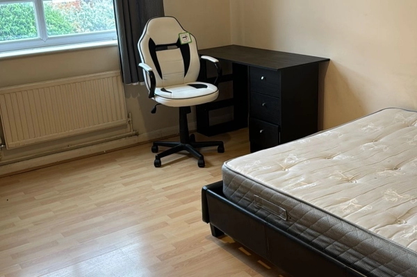 Double Room To Rent on Eynsford House, East Street SE17. Only for singles. Bills included.