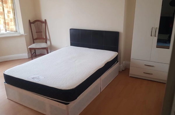 Double Room to Rent on Mayfield Road, Thornton Heath CR7. Ideal for couples. Bills included.