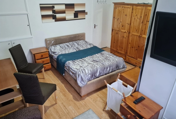 Double Room To Rent on Tildesley Road, London SW15. For couples. All bills included.
