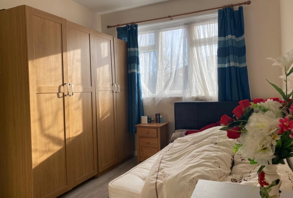 Double Room To Rent on Eastbourne Road, London SW17. Only for Asian couples. Bills included.