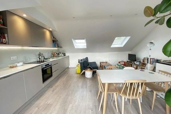 STUNNING TWO BEDROOM FLAT TO LET IN STOKE NEWINGTON N16 9DA