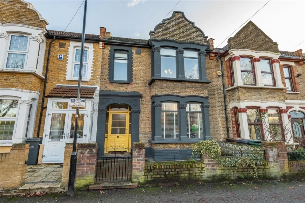 A strikingly characterful, immensely spacious four bedroom family terrace sat in Leyton for rent