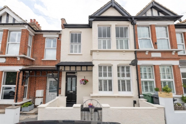 3 bedroom house for sale in Connaught Road Chingford, E4 7DL