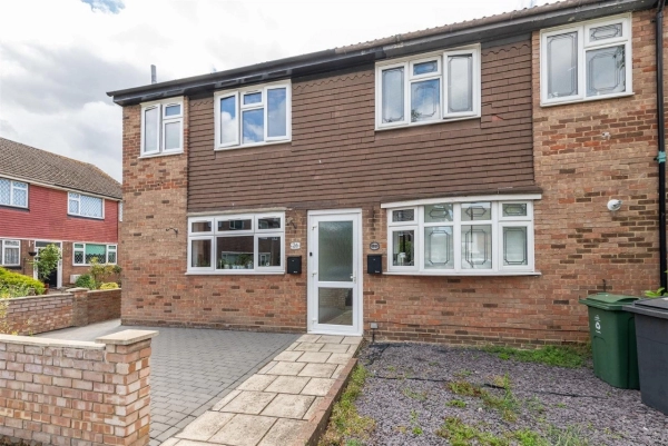 4 bedroom house for sale in Field Close Chingford, E4 9DJ
