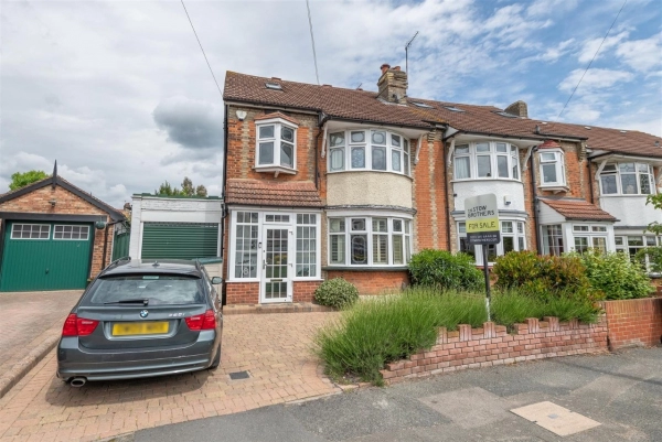4 bedroom house for sale in Elmfield Road Chingford, E4 7HU