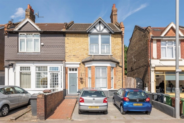 2 bedroom house to rent in Church Road Leyton, E10 7JG