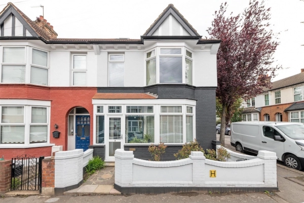 4 bedroom house for sale in Waverley Road South Woodford, E18 1HX