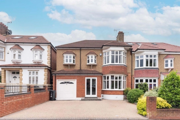 5 bedroom house to  rent in  Byron Avenue South Woodford, E18 2HH