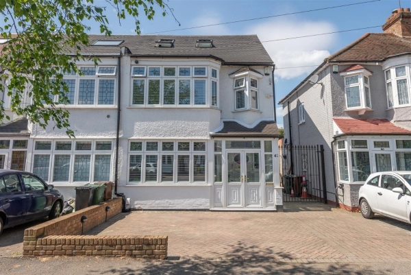 4 bedroom house for sale in Bourne Gardens Chingford, E4 9DX
