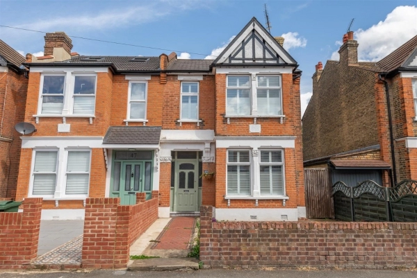 3 bedroom house for sale in Ainslie Wood Road Chingford, E4 9BX