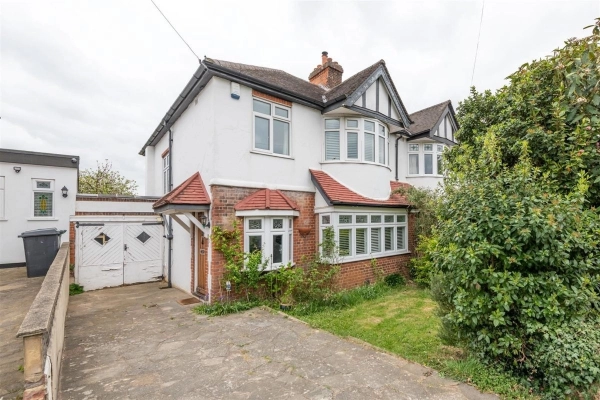 3 bedroom house to rent in Church Avenue Highams Park, E4 9QY