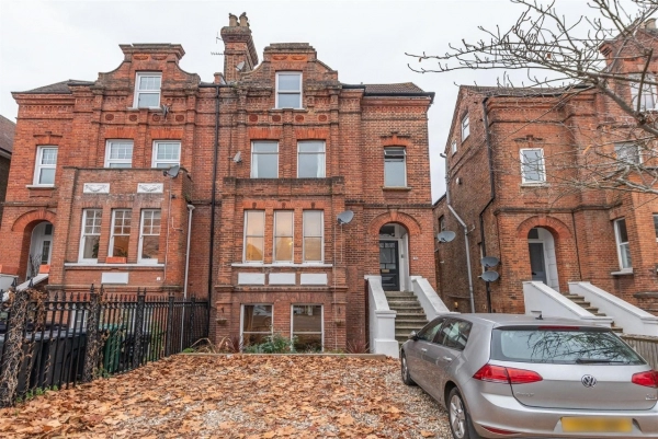 2 bedroom flat for sale in Hermon Hill Wanstead, E11 2AP