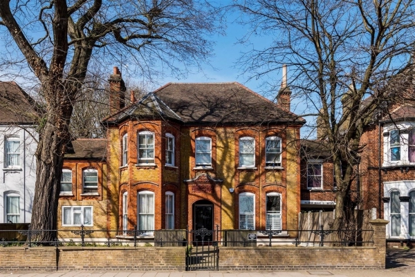 1 bedroom apartment for sale in Romford Road Forest Gate, E7 8AA