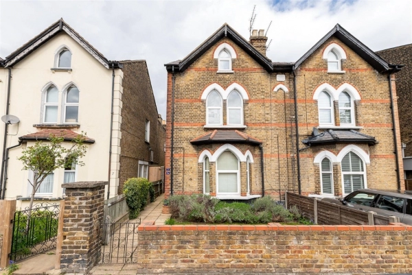 3 bedroom Maisonette for sale in Chelmsford Road South Woodford, E18 2PW
