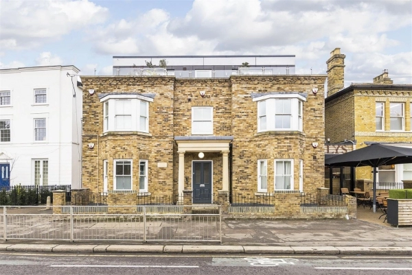 1 bedroom flat  for sale in High Road Woodford Green, IG8 0PN