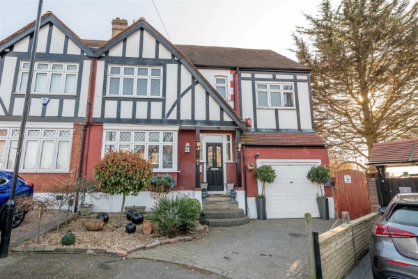 4 bedroom house for sale in Woodford Green, IG8 9ND