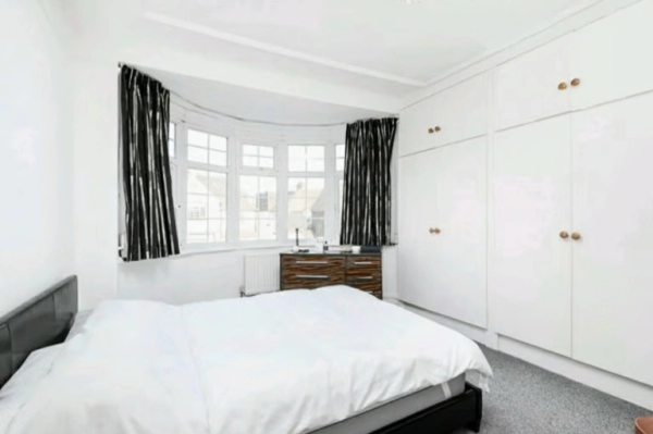 2 Bedroom Flat to Rent on Millway, London NW7. Furnished. Bills not included.