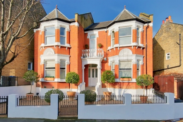 7 bedrooms house to let in Bernard Gardens London SW19 7BE