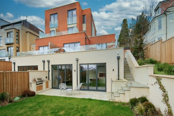 5 bedroom detached house to let in Arterberry Road London SW20 8AG