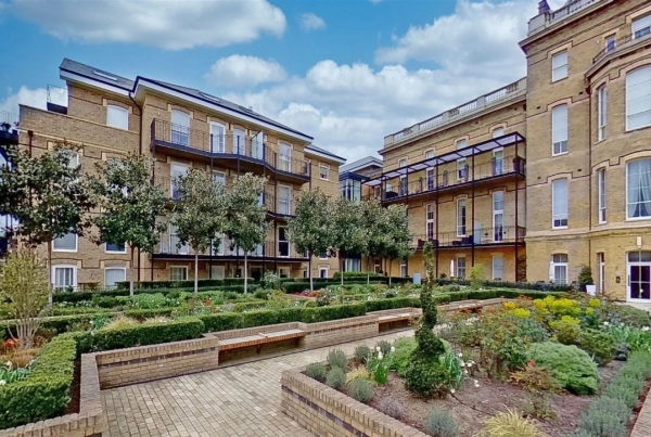 2  bedroom apartment to rent in Chambers Park Hill London SW20 0QE