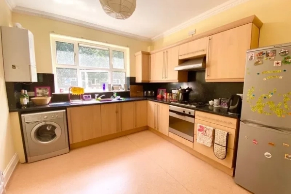 2 bed flat to rent in Brenthouse Road, London E9