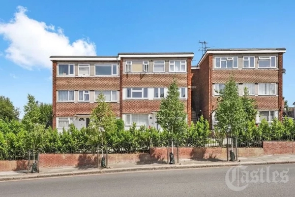 2 bed flat for sale in Colney Hatch Lane, London N10