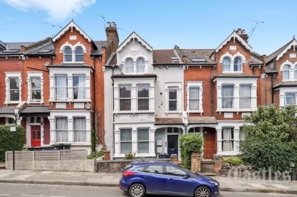 2 bed flat for sale in Church Lane, London N8