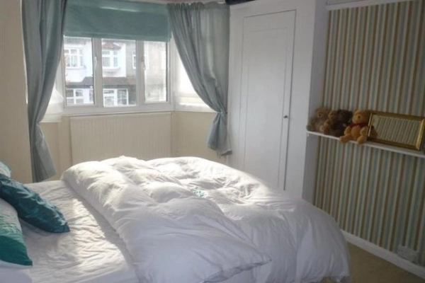 Double Room to Rent in Shared House, Manor Way Mitcham for a Single Professionals. All Bills Include