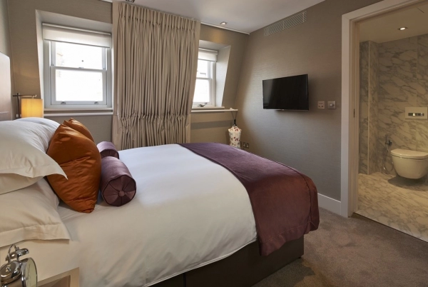 Three-bedroom flat for rent in 1 Cremorne Road, Chelsea, London, SW10. 