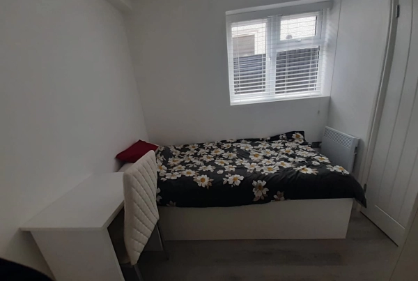 Single Room to Rent on Foresters Drive, Wallington SM6. Only for single Indian females. Bills Includ