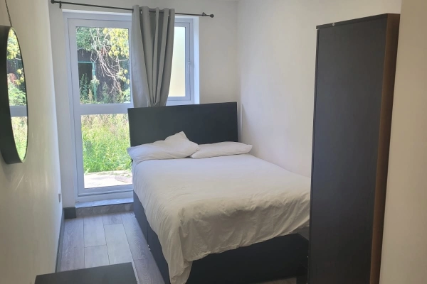 Studio Flat to rent in Orchard Road, Sunbury-on-Thames TW16. Bills included. For professional couple