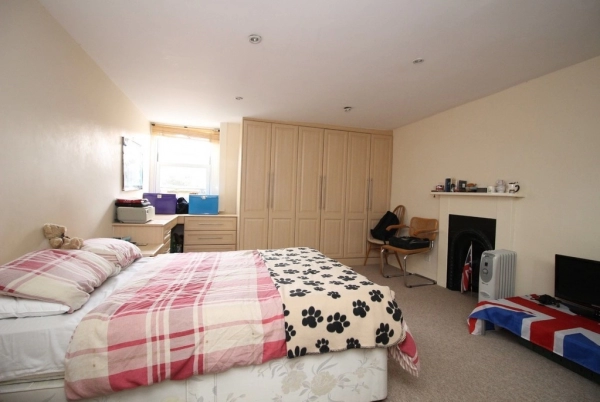 Two-bedroom flat for rent in Henrietta Street, Bath, BA2.