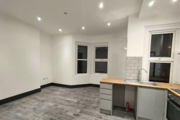 Beautiful 3-Bedroom Semi-Detached House to Rent on Waddon Road, Croydon